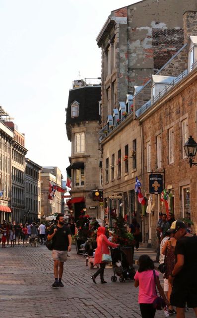 vieux montreal en soirée l'été